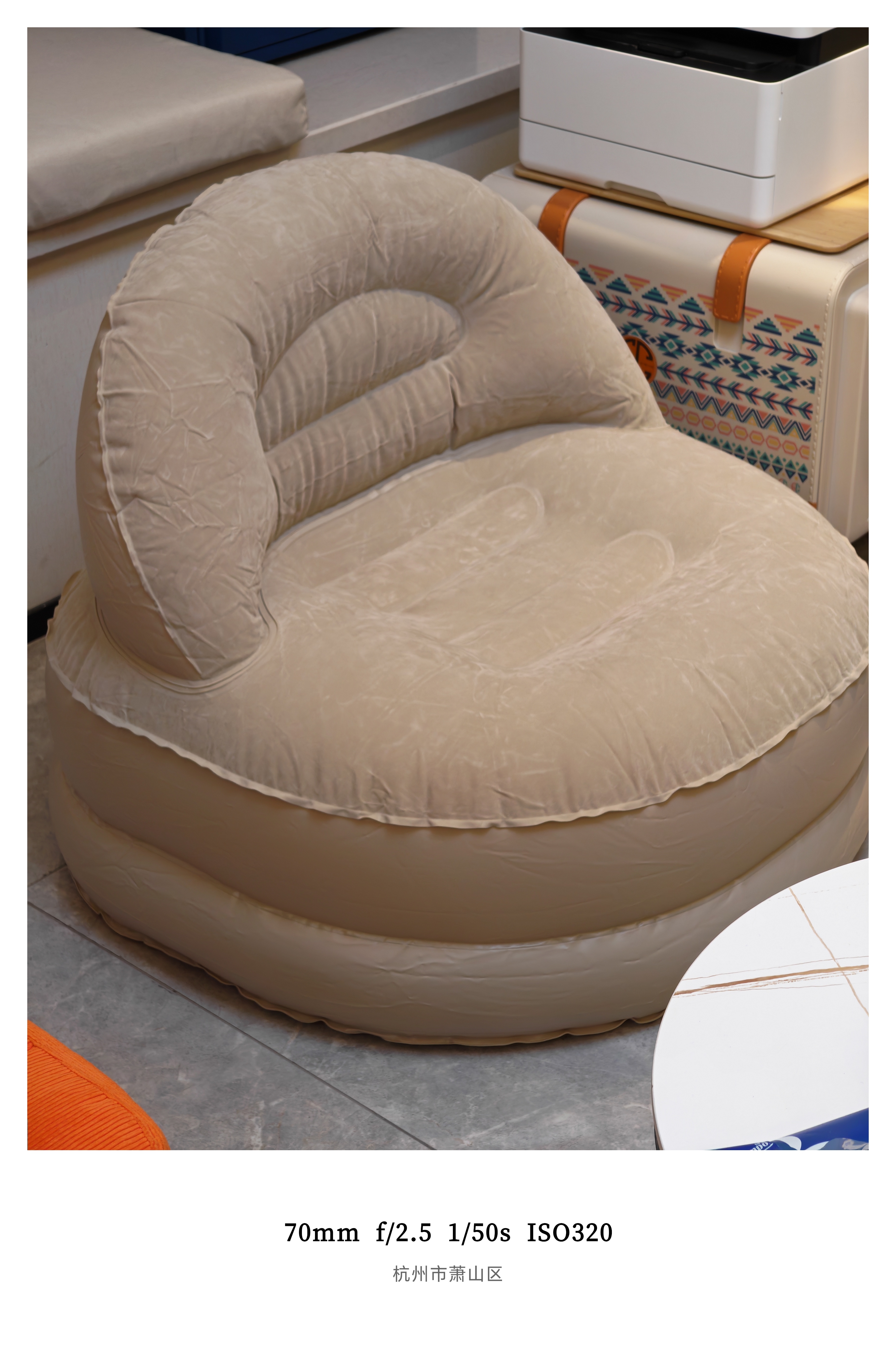 99块钱理想商城秒杀的充气沙发自带充放气泵，电动设计几十秒时间看着从一块板砖膨胀