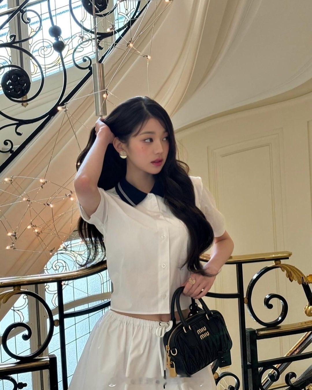 张元英ins晒出美照，白色水手服清纯又可爱～ ​​​