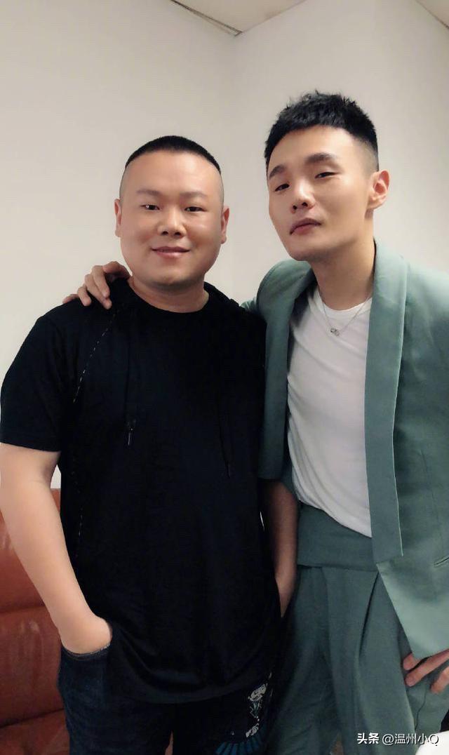 要是你眼睛大，李荣浩就不参加了。
要是比眼睛小，李荣浩就没输过谁。