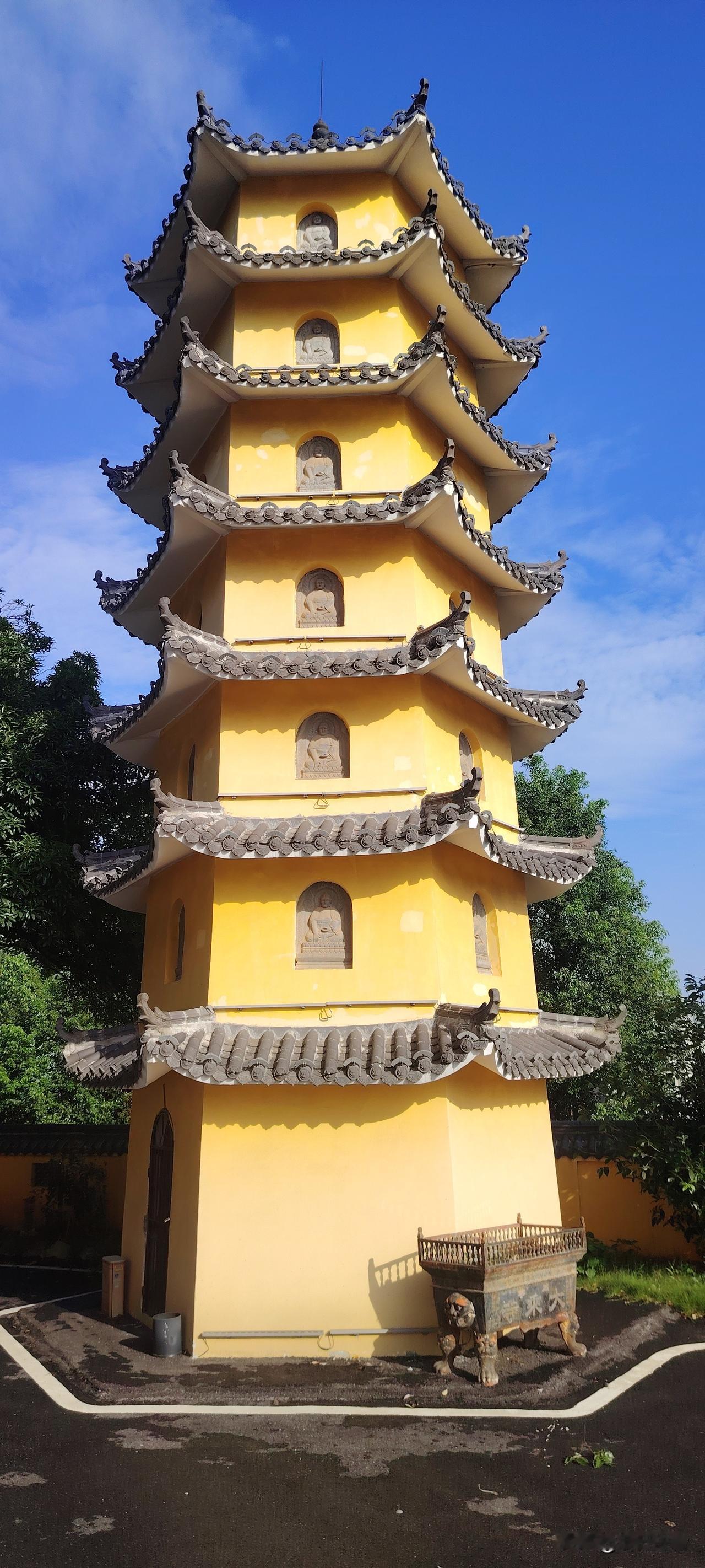 旅行确实就像一场修行，我只是希望能做一个简单的人。欲望不断，杂念丛生，好像有很多