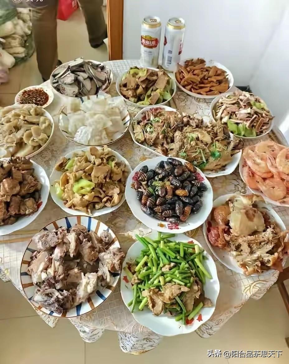 两桌菜
其中都有一个地域特色极为鲜明的菜

要是你吃饭，会选哪一桌？

炒的一盘