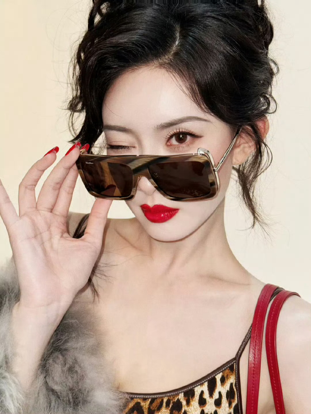 孟子义盘发豹纹吊带 孟子义这组复古摩登风的定妆图好好看！孟姐真的好适合复古风，本