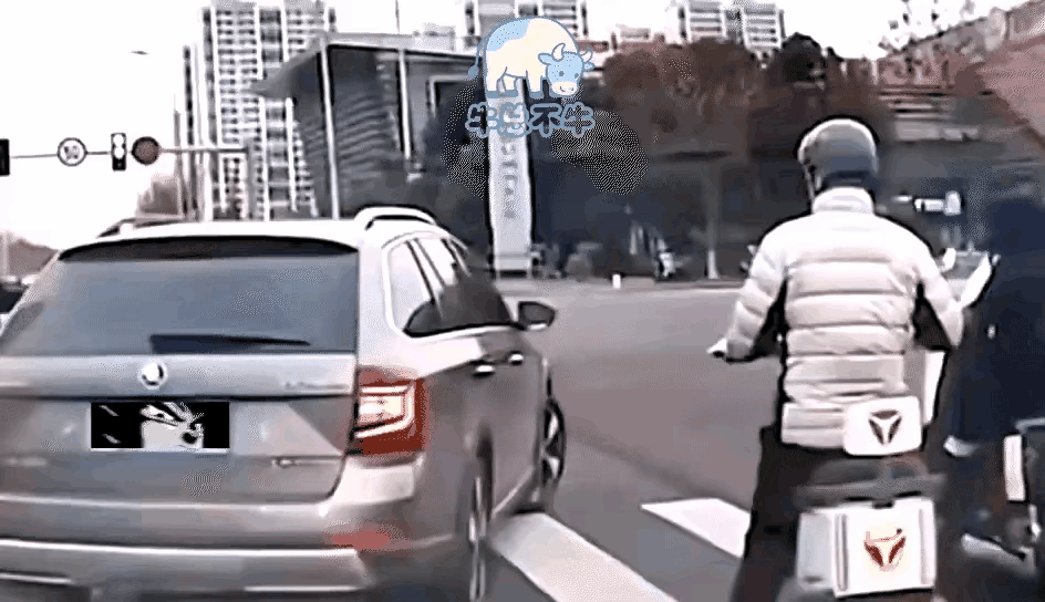 电动车主脚欠，逃跑出事故自己负全责。