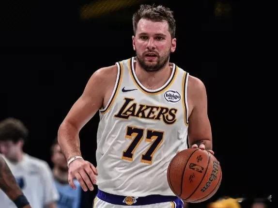 东契奇和里夫斯，在老詹缺阵期间都打出了持球大核的价值。

那么老詹回来后扮演什么