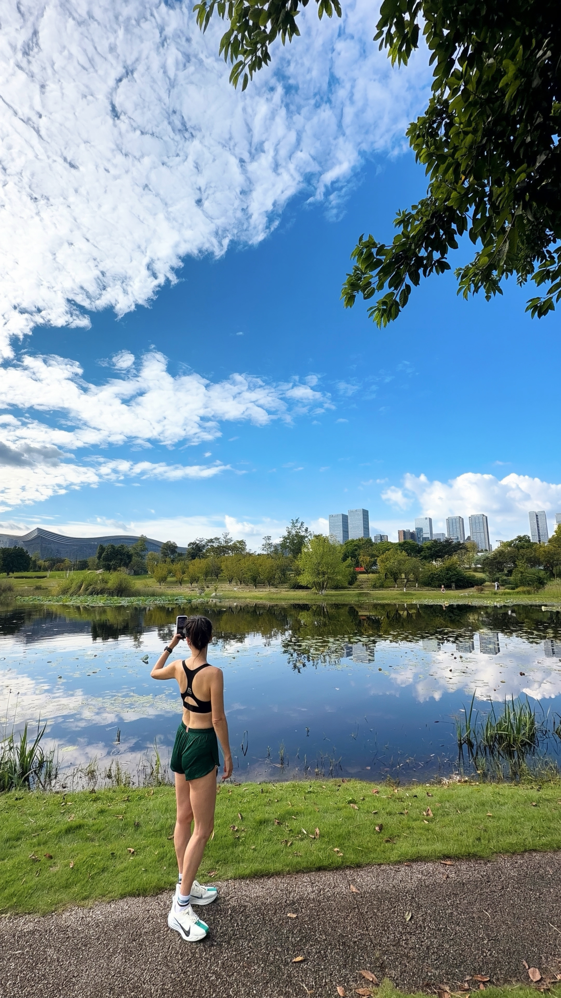 成都今天的天可太美了试了试训练新鞋 很不错呀[爱心]放松10km这个星期跑量有史