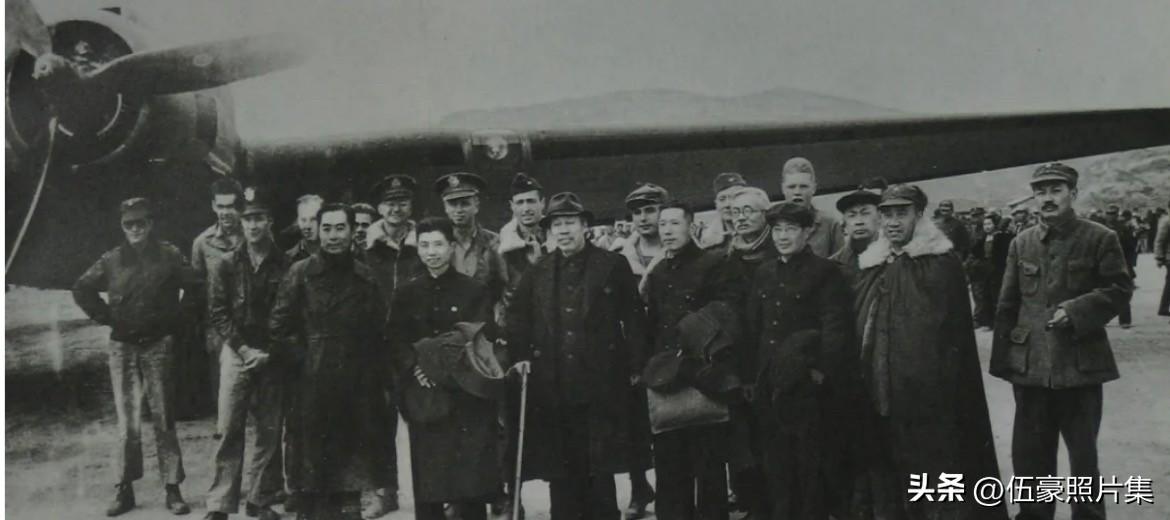 1945年4月6日，伍修权（前排左四）陪同董必武（前排左三），前往美国旧金山参加