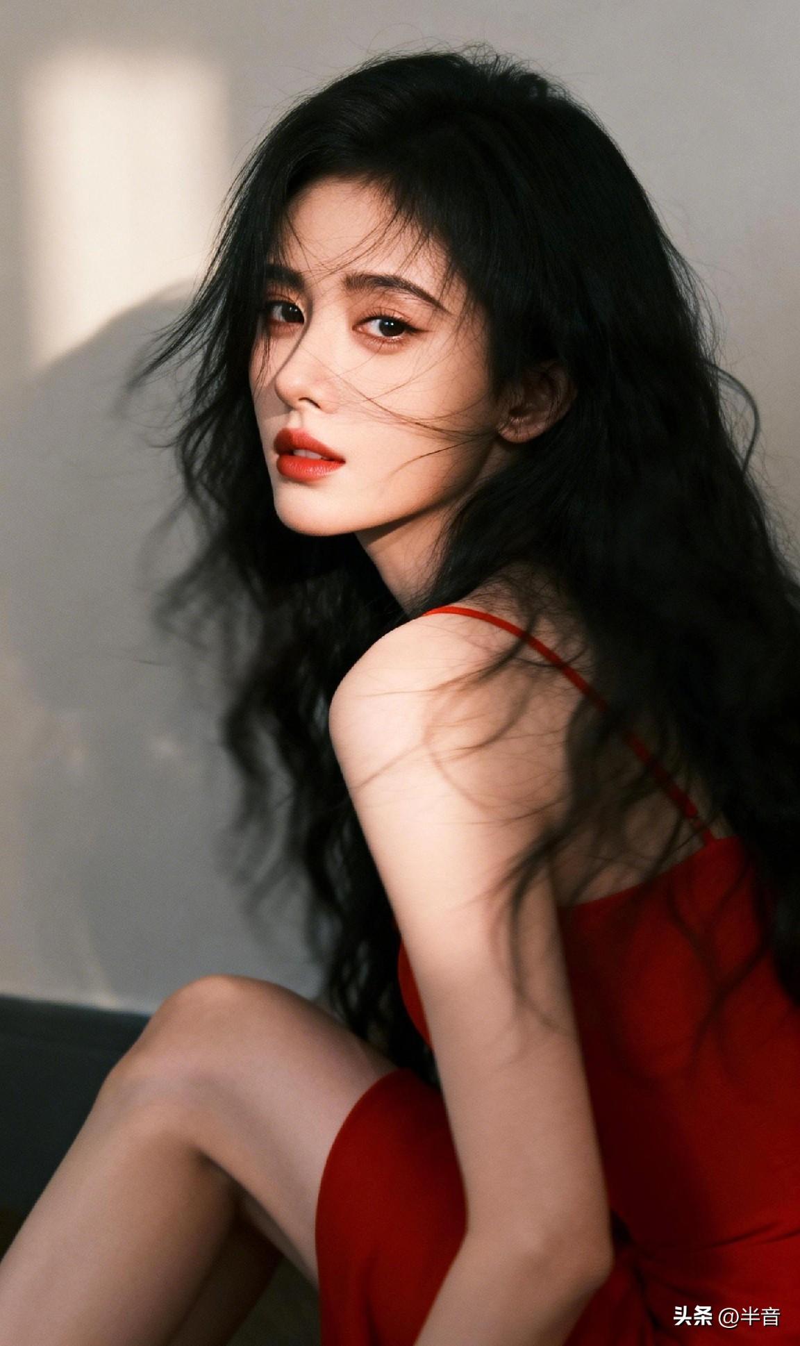 红裙配卷发，氛围感直接拉满✨
风都偏爱这抹热烈的红
这人间烟火，我先醉为敬🍷