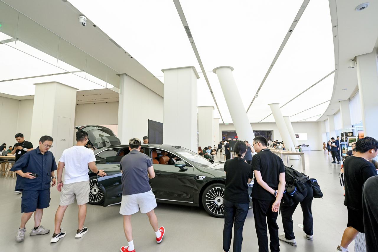 最近，享界S9T展车正式入驻国内52城83个商圈的鸿蒙智行线下门店，瞬间吸引了大