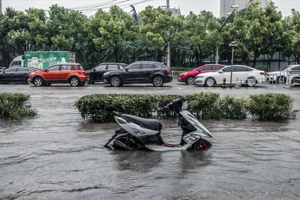 这两天刷到多地发布台风预警，今年13号台风白海豚路径很特殊，持续影响江浙沪一带长