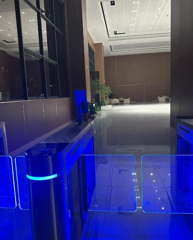 终于忙完了，收拾一下准备回家。天也冷了，大家尽量早点休息，养足精神才能更好地应对