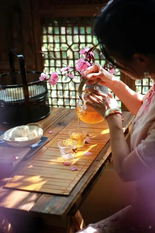 “风扰桃花梦”对“茶醒竹窗春”，这对仗堪称妙绝！在对联的世界里，讲究的就是字词相