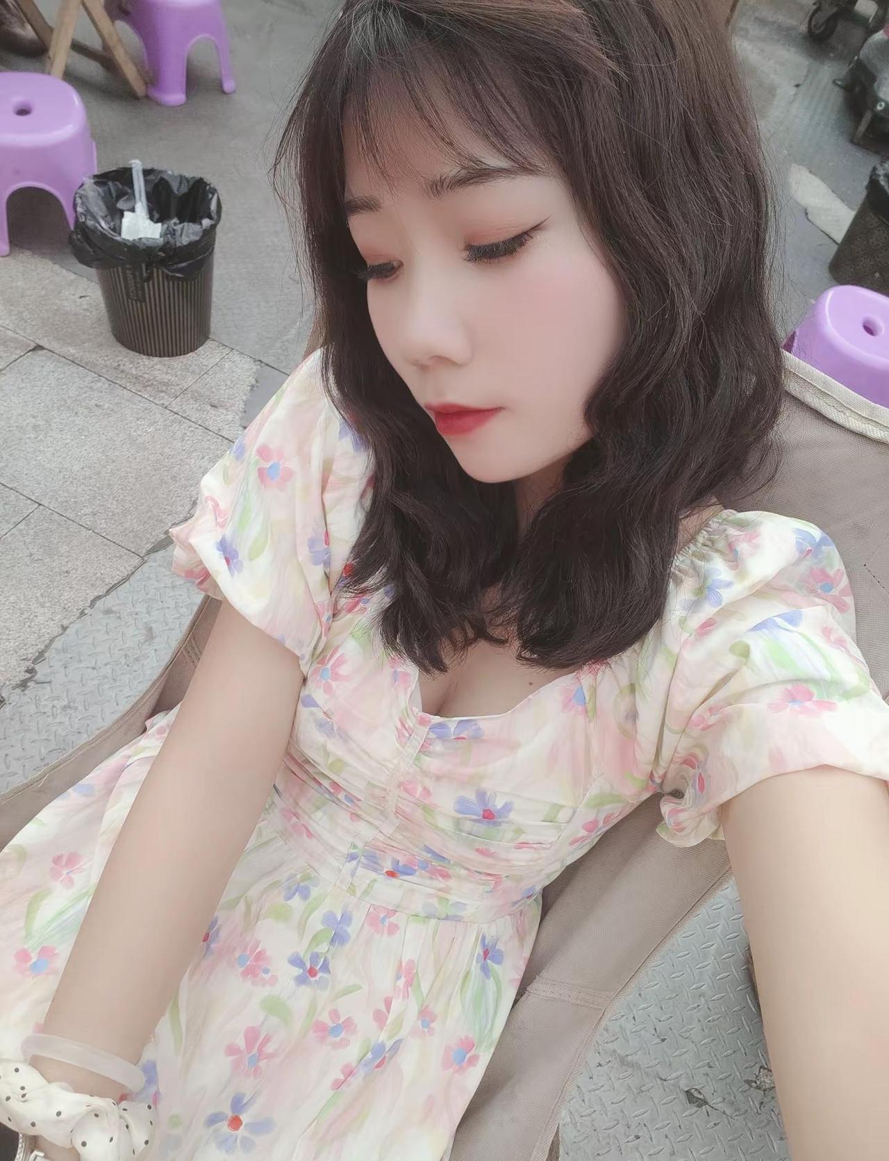 五一见一面吧，我穿裙子你带花又到穿裙子的季节了 碎花裙