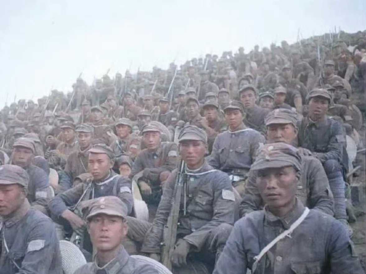 不要再被电视剧骗了，这才真正的八路军。照片拍摄于1944年陕北延安，这是八路军的