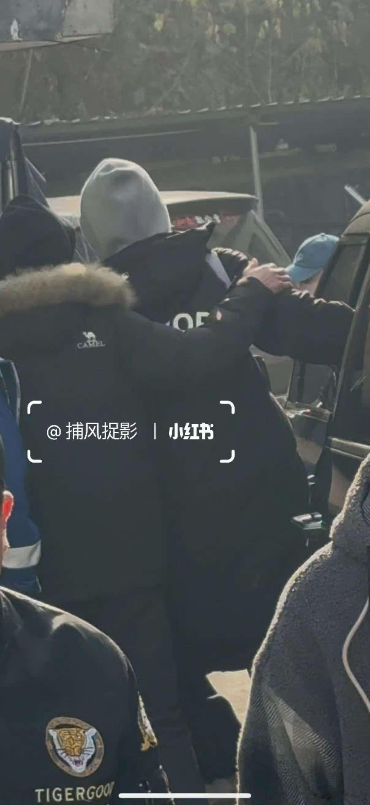 张凌赫开机围读路透张凌赫背相机张凌赫开机围读路透，哇塞，