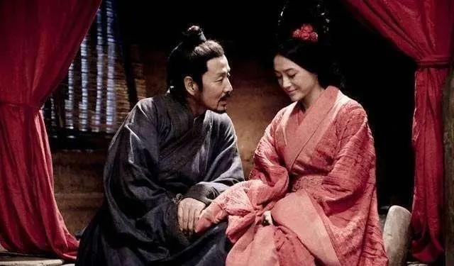 汉朝，刘邦当了皇帝后，忽然想起自己和曹寡妇还有一个儿子，于是便回到沛县找人。没想