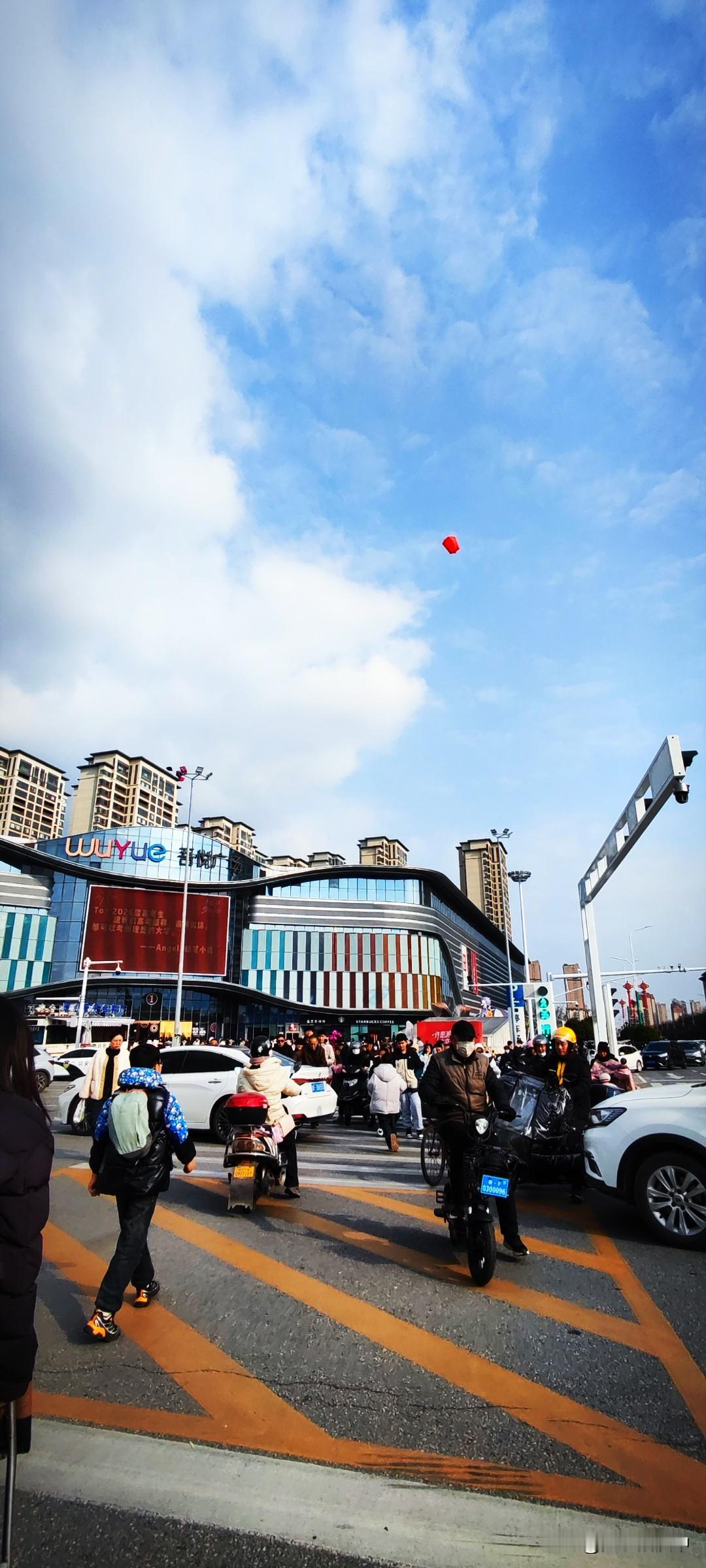 气球轻轻飘向天空，仿佛是给天空递了一封关于自由的信。总是在热闹的人群里看见手拿气