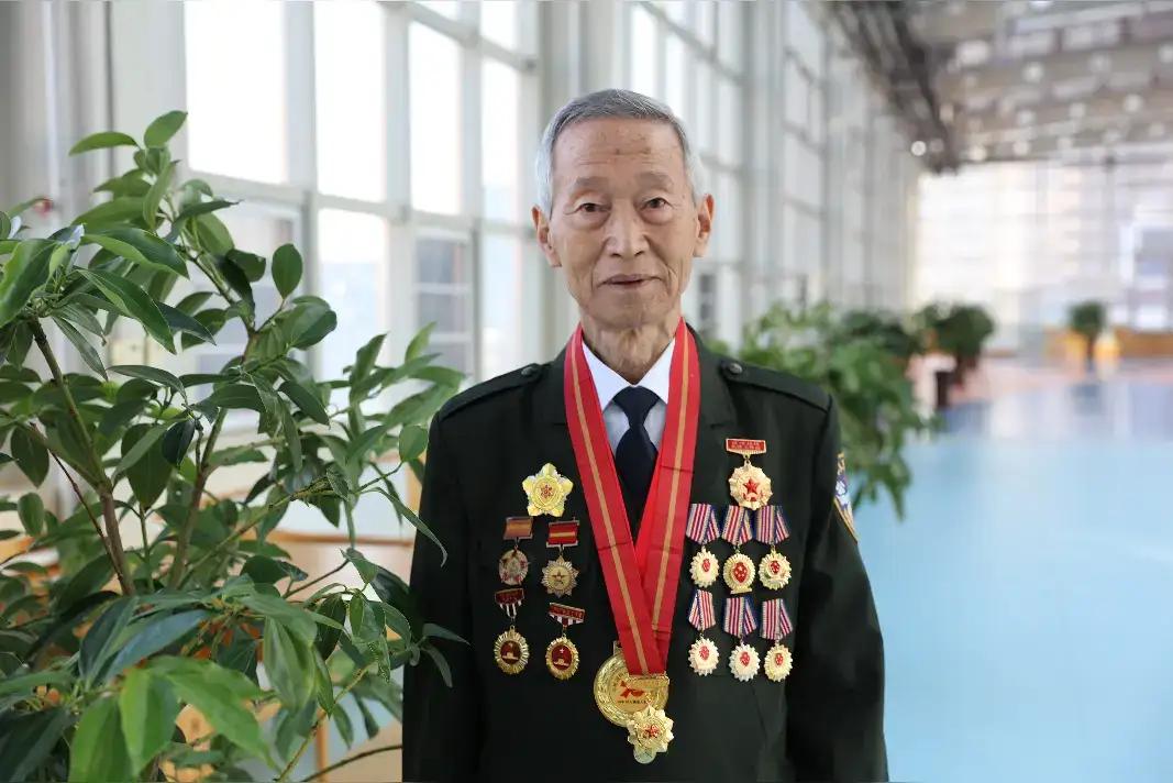 他是2026年10月1日全国正式上映的电影《神探之痕迹》中的“主人公”，他是国内