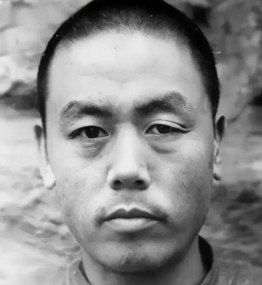 1955年，农民杨大发和妻子吵架，争吵中，妻子突然大喊："你再说，我把你的黑历史
