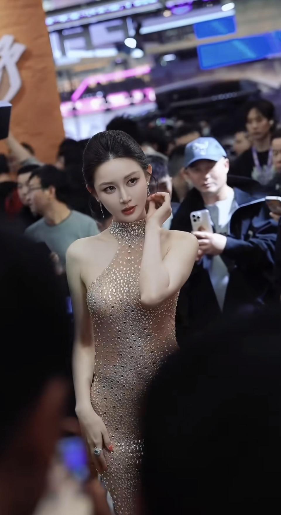 苏州GT Show改装车展的展馆里，人声鼎沸，镜头如潮。敏敏（卢雾雾）站在聚光灯