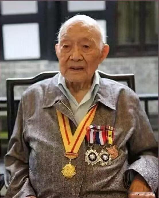 1942年，26岁女共产党员被枪决，1岁女儿从刑场消失，18年后，一个叫马识途的