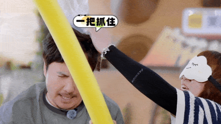 腾哥不愧是腾哥，即便假发片没了，还强装镇定继续玩游戏，这心理素质，我是大写的服哈