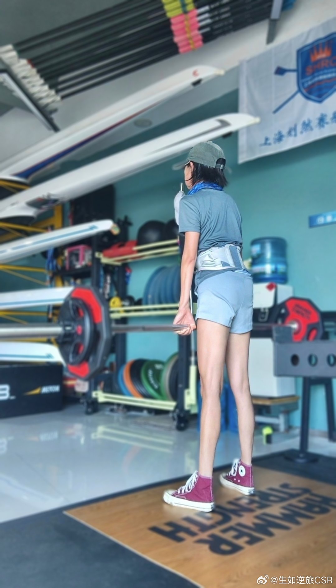 赛艇 10k間歇➕50kg硬拉。看我這天天戶外賽艇人四肢和腹部的色差[允悲]，天