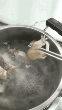 万物皆有灵，痛苦的虾诅咒虐待者，肉虽香已带毒。