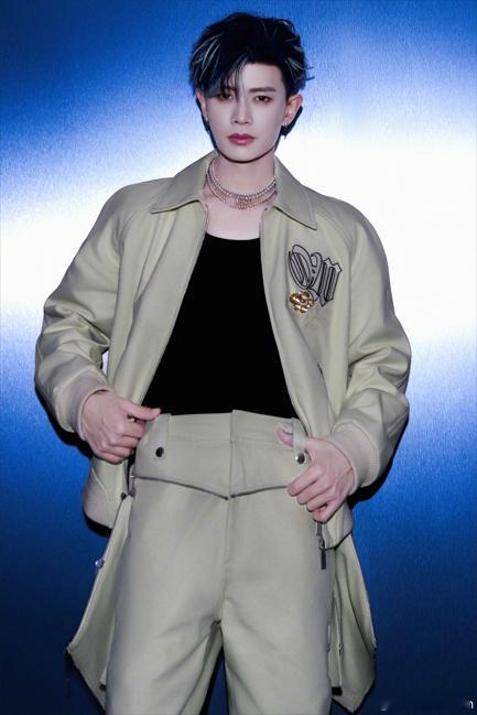 任嘉伦广州音乐节认出这个任嘉伦只需要5个字充满活力的任嘉伦，再次以全能艺人的身份