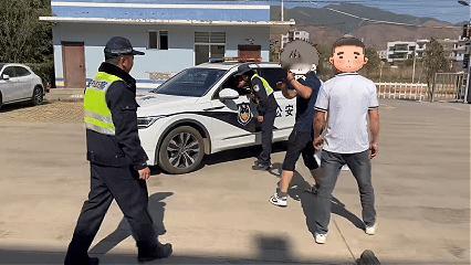 【“我还没上车啊！！！”】2月23日，春节返程高峰，银昆高速会泽段车流滚滚，汪女