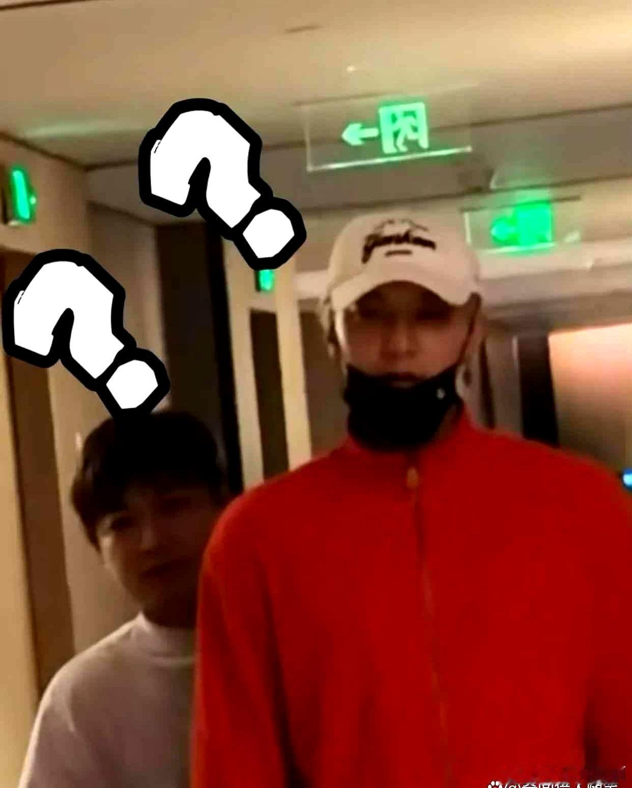 全网爆笑！徐艺洋在旅馆用床单扮鸵鸟走道埋伏吓黄子韬，后者当场愣住，助理也赶紧躲到