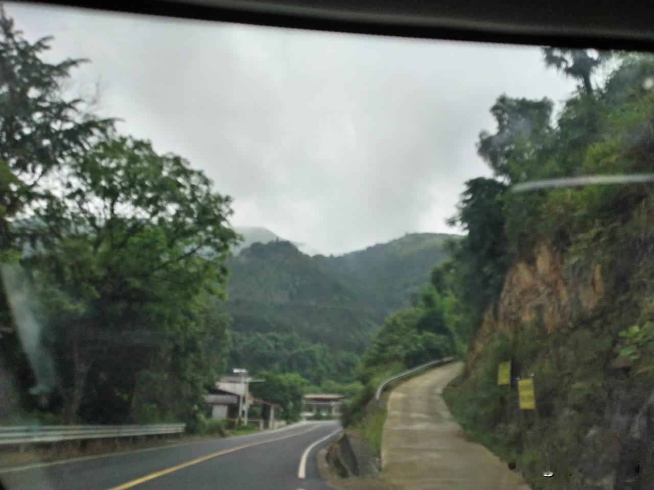 今天带孙女去了舜皇山国家森林公园玩耍，从大庙口镇到森林公园大门的一段公路改造好了