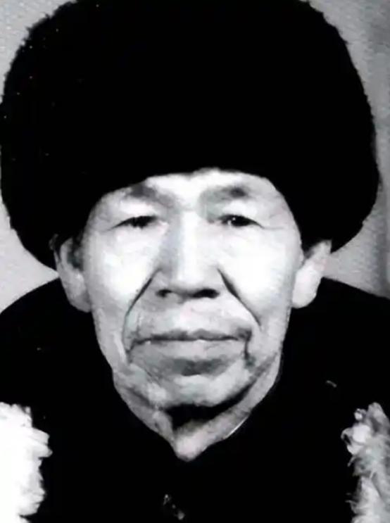 1955年冬，抗战英雄肖万世，爱上地主家18岁女儿。上门提亲时，地主怒吼：“想娶