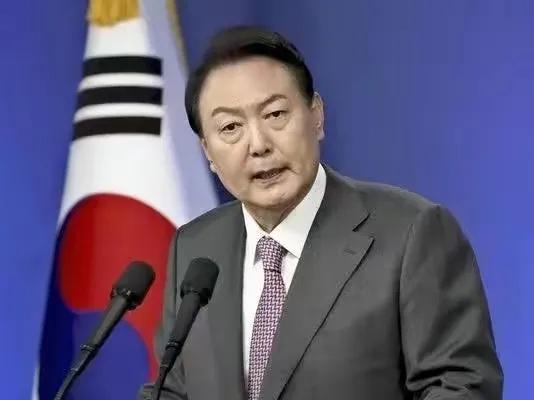 根据国内外媒体消息，韩国国会于2024年12月10日通过了一项决议案，要求迅速逮