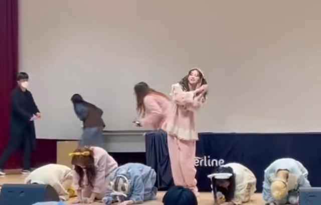 2022年新年期间，韩国女团举办粉丝见面会，五位韩国成员纷纷行跪拜大礼，这是韩国