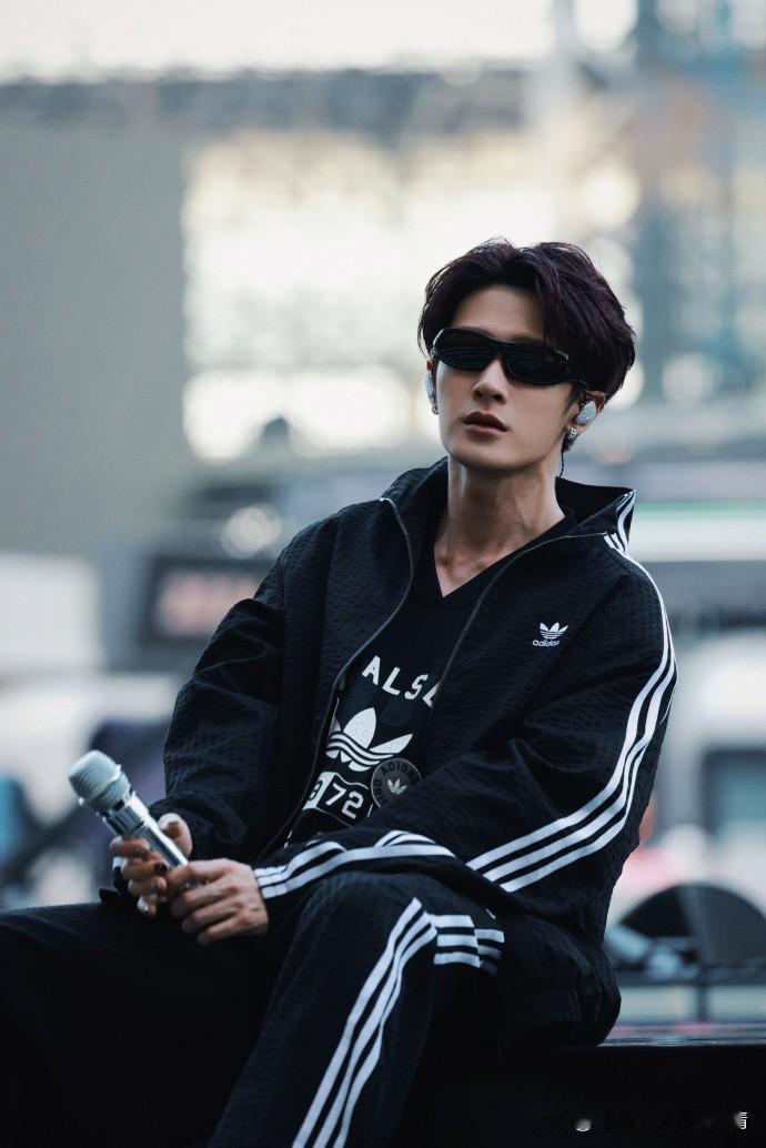 檀健次跨年彩排释出：墨镜杀拉满舞台张力
 
檀健次跨年晚会舞台彩排照正式曝光，酒