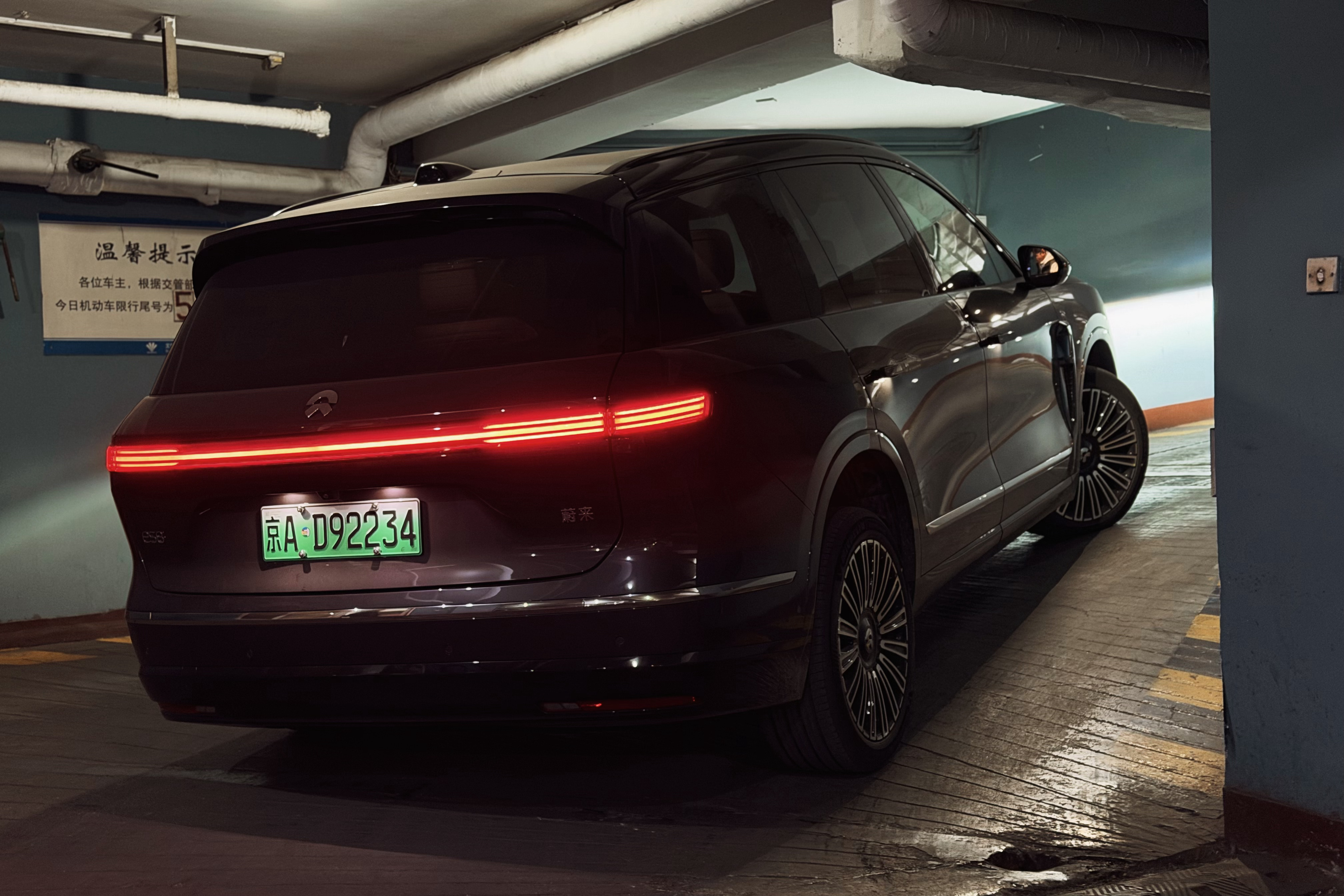 蔚来对氛围感的拿捏，令人舒适。图4这个细节，很妙。（蔚来ES8）汽场全开