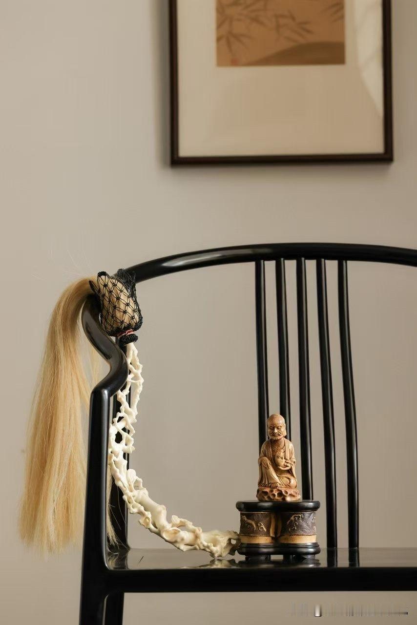有些器物，本就不急着被理解。

这柄拂尘，鹿角为骨，灵芝层叠而生，像山石间自长出