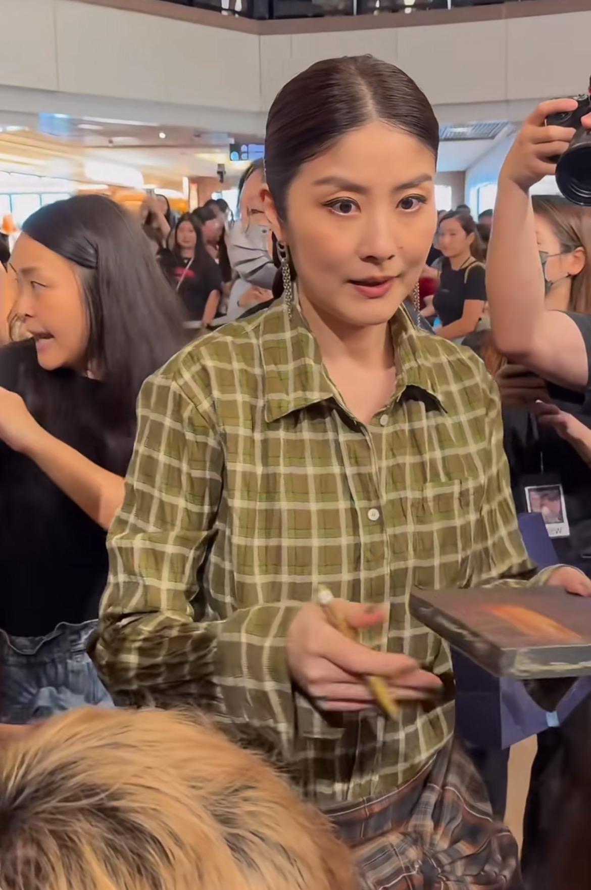 陈慧琳太搞笑了

她7月份要开演唱会，被记者问介不介意儿子带女朋友来看

她搞怪