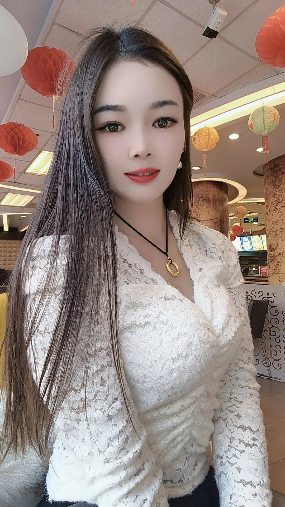 农村丫头进城办年货的一天，先来给自己安排个美甲，妹妹说我做了美甲回去家...
