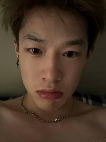 韩雯栩官宣恋情4月28日，演员韩雯栩通过个人微博发布一组与男友的亲密合照，配文 