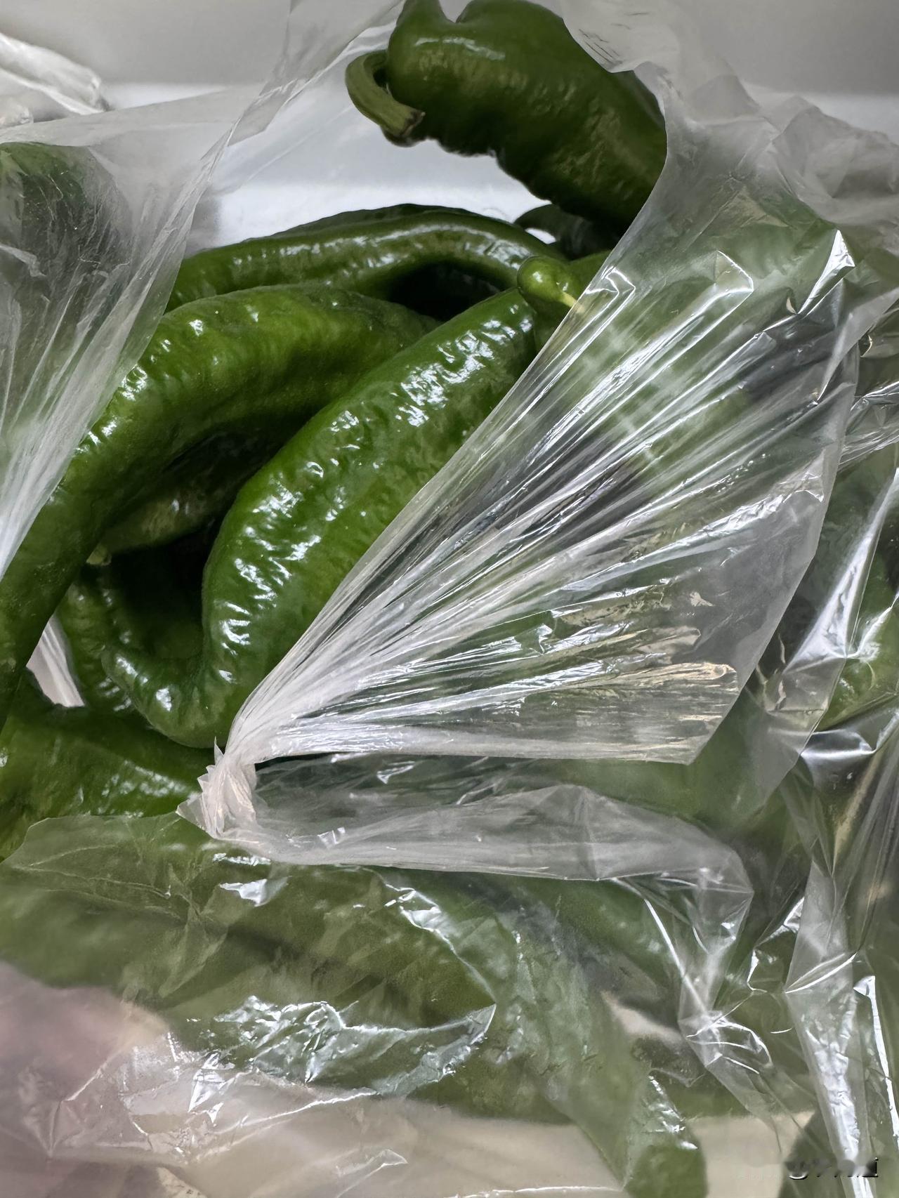 菜市场买菜小心黑心贩子，尤其是那种一袋子称好的说一公斤的菜，今天粮校对面诚信详菜