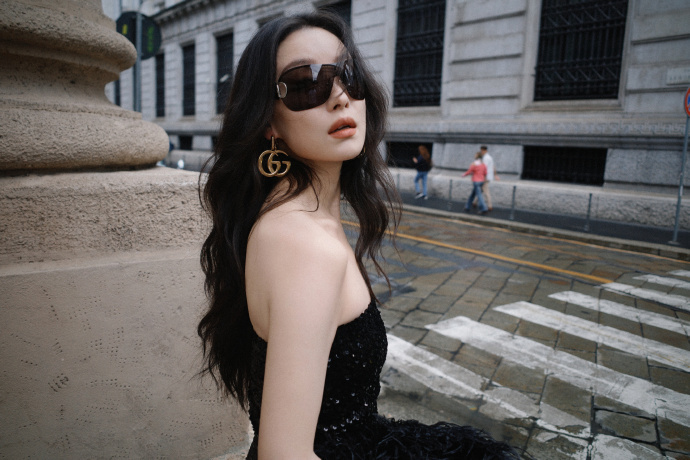 倪妮米兰时装周出图倪妮黑金look 倪妮米兰时装周出图，倪妮黑金look满分酷感