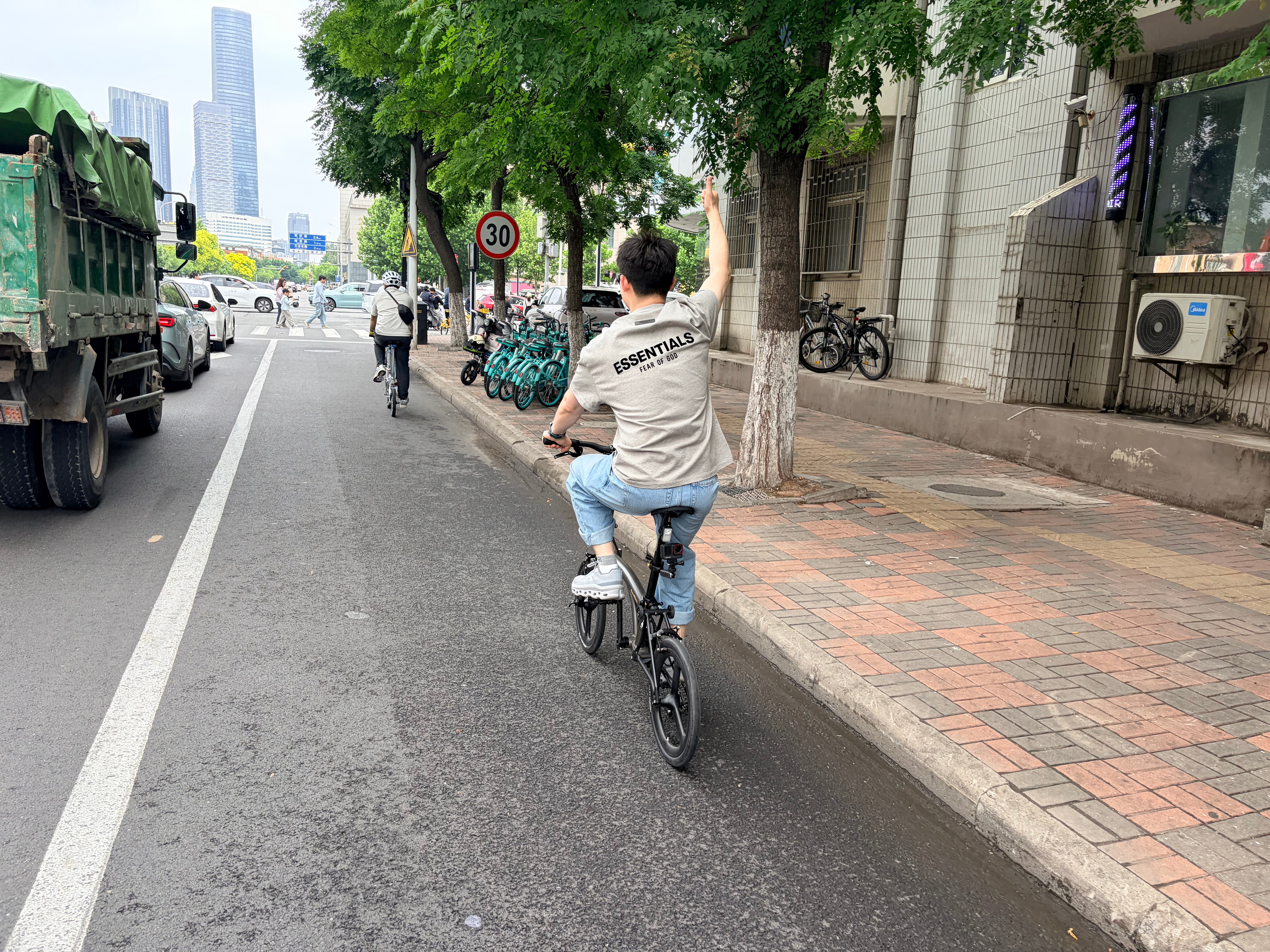 周末坐高铁专门来天津骑车我也试了一下 果然和共享单车感觉不一样车身贼轻 一个手就
