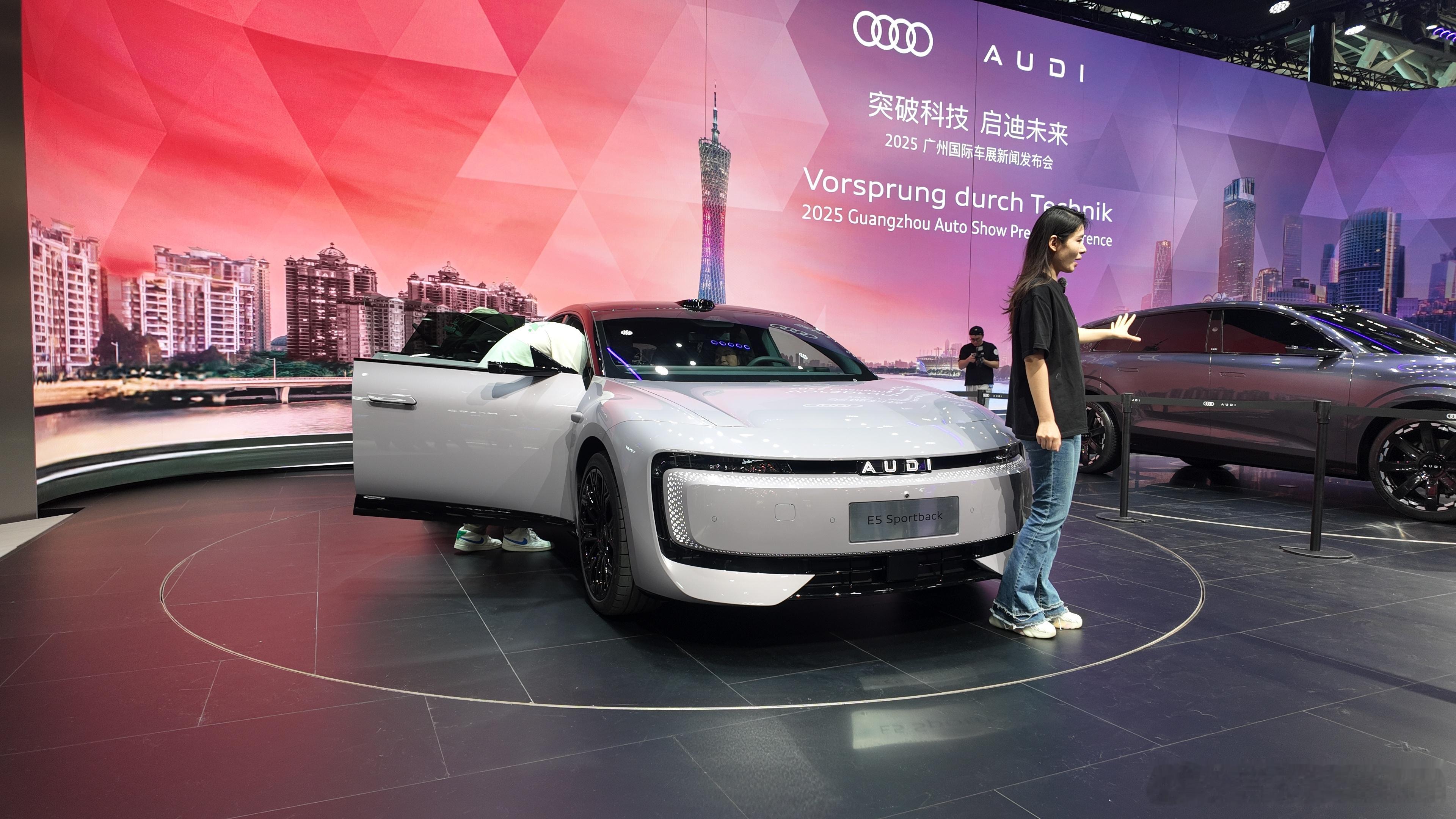 今年的上汽大众展台有疯狂动物城2定制展车，还有NPC，大家快去抓！还有上汽奥迪 