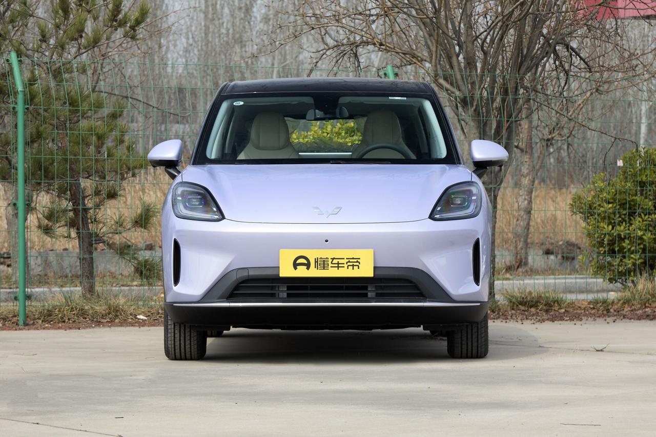 第一眼看五菱缤果S的时候就感觉这车很可爱，复古圆润很讨喜，侧面线条还有种轿跑风格