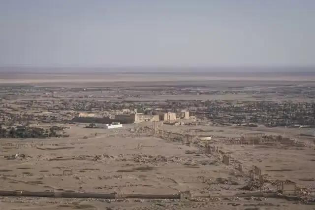 1月3日深夜，英法战机突然出现在叙利亚帕尔米拉以北的山地上空，几枚“铺路IV”精