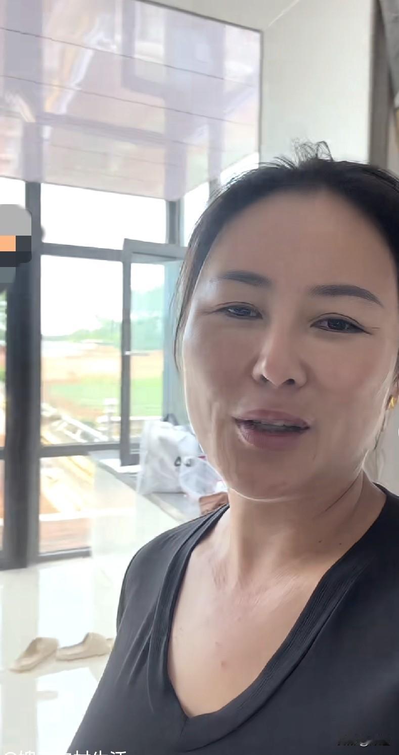 女子拍视频记录离婚后老公收拾自己的衣服离开家的全过程。
其实看得出来两人谁都不好