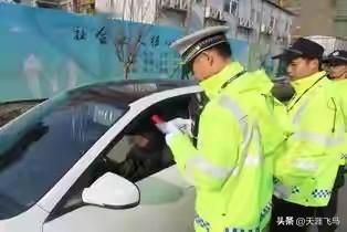 那一刻，红灯的闪烁仿佛一道无声的审判，狠狠地刺痛了驾驶员的心。或许，他曾经以为喝