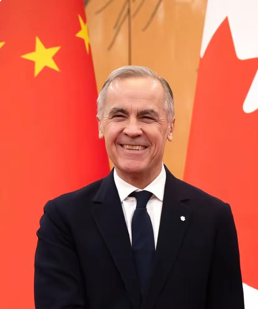 加拿大总理卡尼今天发文说：“加拿大有近200万华裔，其中许多人的家人和朋友远在太