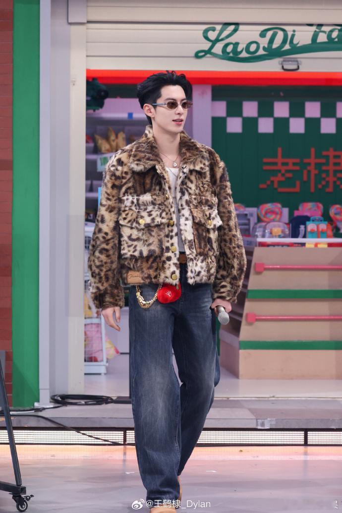 王鹤棣挑战小小绕口令并轻松攻克，豹纹背头造型传递独特风格，多方面表现丰富个人形象